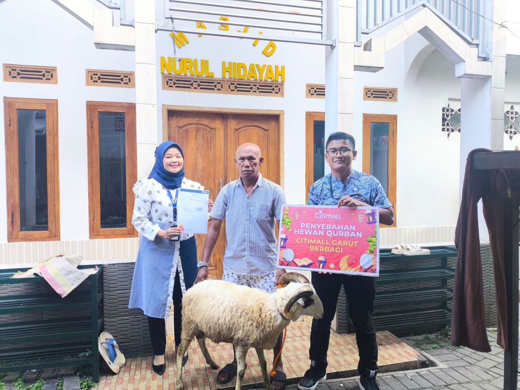 Penyerahan hewan kurban ke pengurus Mesjid Nurul Hidah (RW 03) Kelurahan Sucikaler, Kecamatan Karangpawitan, Garut.